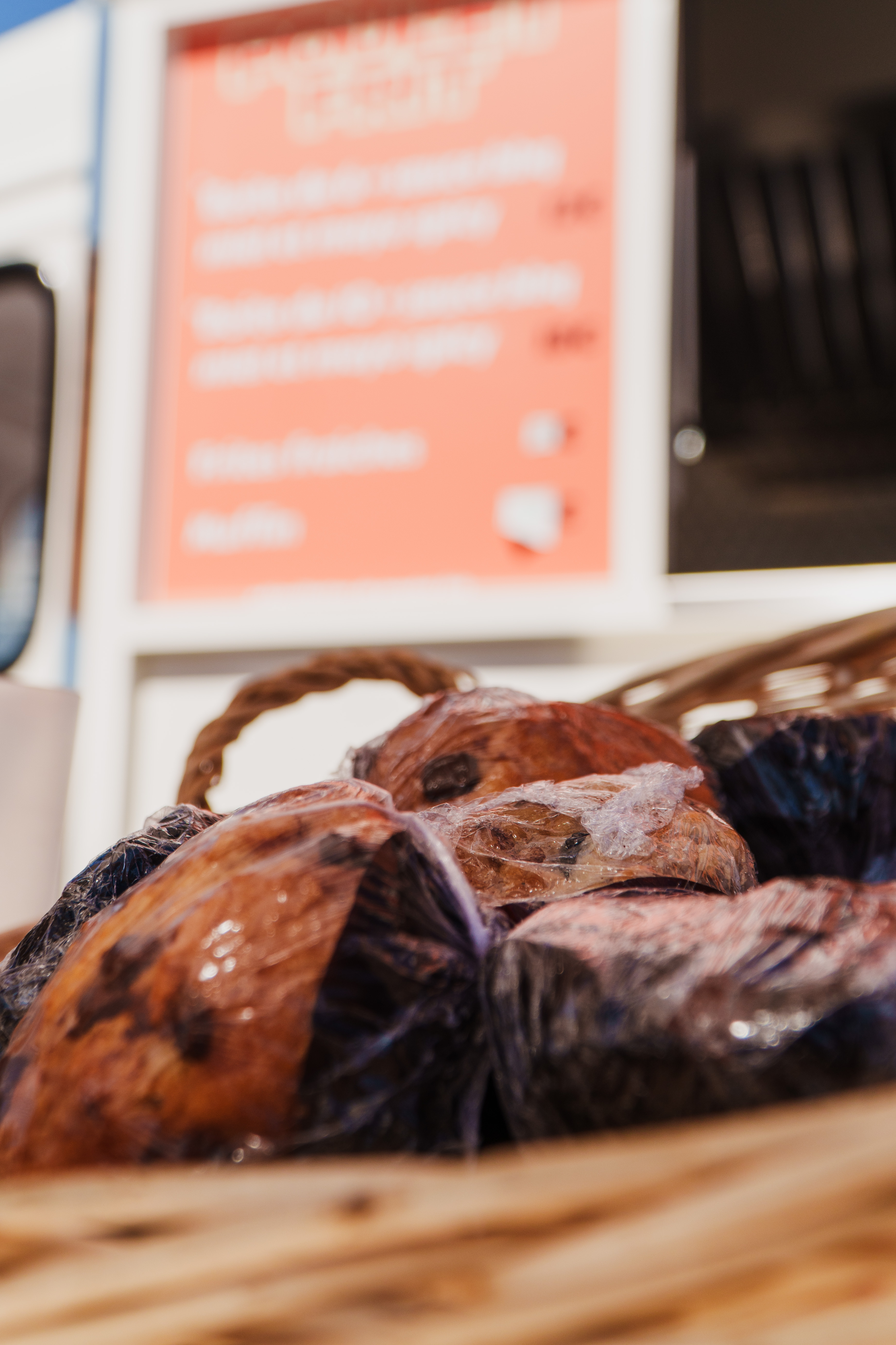 Chef préparant un plat dans le food truck